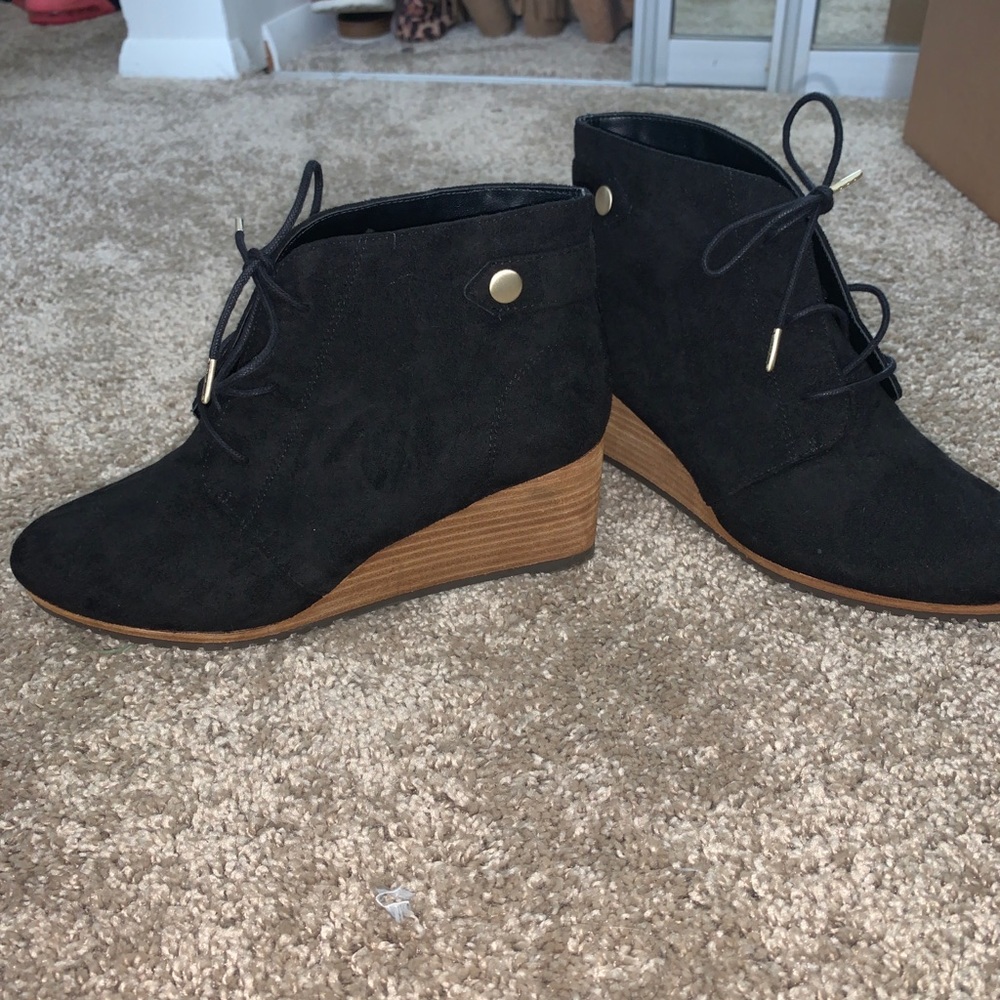 Closed toe black wedges